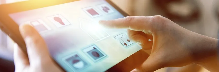 Tablet wird mit einer Hand gesteuert 