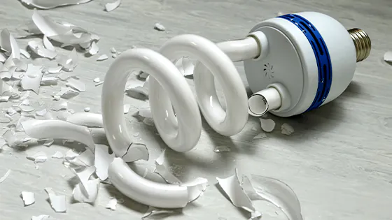 Zerbrochene Energiesparlampe: Gesundheitsrisiko!